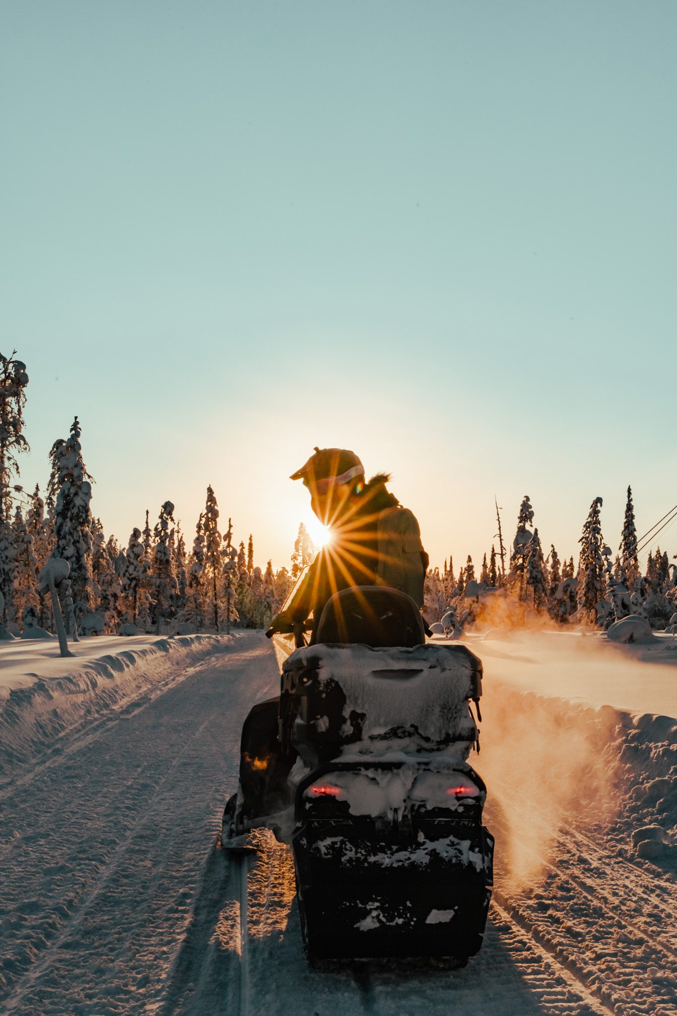 motoneige au coucher du soleil